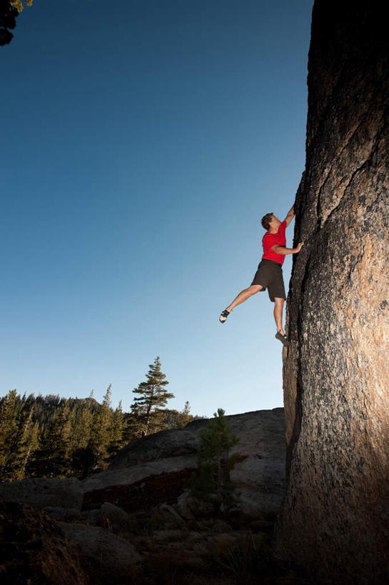 西方人,一个人,运动员,攀登,竖图,室外,白天,仰视,锻炼,运动,石头,森林,山,山脉,树林,植物,欧洲,欧洲人,仅一个男性,仅一个人,石子,山峰,山峦,树,树木,仅一个年轻男性,绿色,自然,群山,生长,成长,体育,男人,男性,年轻男性,白种人,石块,岩石,体育运动员,运动选手,登攀,登山,爬山,攀,攀高,攀爬,彩图,低角度拍摄,全身,健身