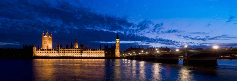 无人,横图,室外,夜晚,正面,旅游,度假,河流,水,标志建筑,大桥,地标,建筑,立交桥,桥梁,夜景,英国,欧洲,波纹,河水,水流,云,云朵,高架,斜拉桥,桥,云彩,娱乐,建设,英格兰,国会大厦,蓝色,白云,蓝天,水纹,天空,波浪,天,享受,休闲,旅游胜地,放松,晴朗,西欧,大不列颠,国会大楼,大不列颠及北爱尔兰联合王国,议会大厦,议会大楼,首都大厦,州议会大厦,州政府,州会议厅,灯火辉煌,大不列颠联合王国,日不落英帝国,英吉利,火树银花,灯烛辉煌,晴空,彩图