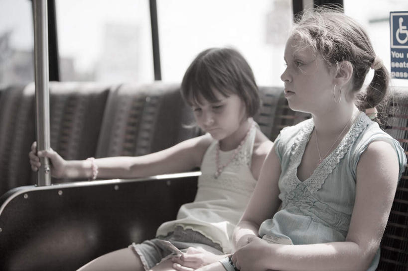 西方人,儿童,两个人,伙伴,朋友,坐,横图,室内,白天,正面,友谊,纯洁,欧洲,欧洲人,阴影,服装,光线,扶手,影子,注视,休闲装,小孩,衣服,阳光,把手,观察,看,休闲,休闲服,可爱,童年,童趣,服饰,观看,察看,关注,童真,烂漫,无邪,公交车拉手,天真,友情,女孩,女人,女性,白种人,拉手,坐着,半身,彩图,女生