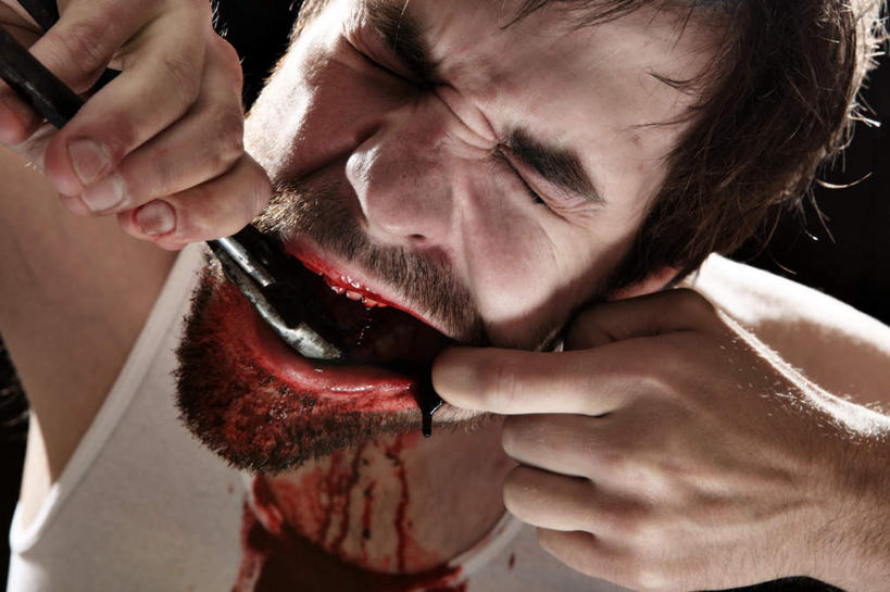 西方人,一个人,站,闭眼,横图,室内,白天,正面,金属制品,欧洲,欧洲人,仅一个男性,仅一个人,握,阴影,黑色背景,光线,金属,钳子,影子,灯光,拿,拿着,仅一个年轻男性,站着,疼痛,血液,握着,摄影,影棚,悲伤,血迹,痛苦,疾苦,苦楚,男人,男性,年轻男性,白种人,闭眼睛,闭着眼,闭着眼睛,站立,半身,彩图,影棚拍摄,拍摄