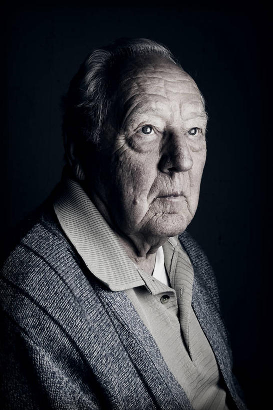 西方人,脸,头,脸颊,一个人,站,竖图,室内,特写,白天,侧面,欧洲,欧洲人,仅一个男性,仅一个人,阴影,黑色背景,服装,反射,影子,注视,休闲装,肩膀,衣服,观察,看,站着,仅一个老年男性,休闲,休闲服,摄影,服饰,影棚,观看,察看,关注,孤苦,伶仃,孤单,孤独,老年男性,男人,男性,白种人,头部,脸部,脸蛋,面部,站立,半身,彩图,影棚拍摄,拍摄