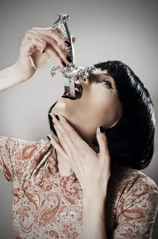 西方人,手,一个人,站,举,捧,竖图,室内,白天,正面,房间,欧洲,欧洲人,仅一个女性,仅一个人,一把,一双,握,阴影,服装,光线,影子,墙,灯光,刀具,拿,拿着,注视,休闲装,墙壁,墙面,衣服,刀,看,托,站着,仅一个中年女性,休闲,手部,休闲服,握着,服饰,关注,自虐,女人,女性,中年女性,白种人,端,端着,举起,举手,举着,捧着,手捧,抬头,向上举,向上伸,向上托,仰头,站立,半身,彩图,匕首