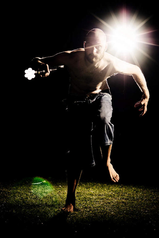 西方人,一个人,跳,伸展双臂,竖图,室外,白天,正面,草地,草坪,植物,欧洲,欧洲人,仅一个男性,仅一个人,仅一个中年男性,阴影,裤子,光线,影子,灯光,注视,光脚,裸露,草,绿色,观察,看,赤脚,观看,察看,权利,象征,关注,裸,法杖,地位,权杖,权势,权位,男人,男性,中年男性,白种人,敞开双臂,伸开双臂,跳跃,展开双肩,张开手臂,张开双臂,彩图,全身