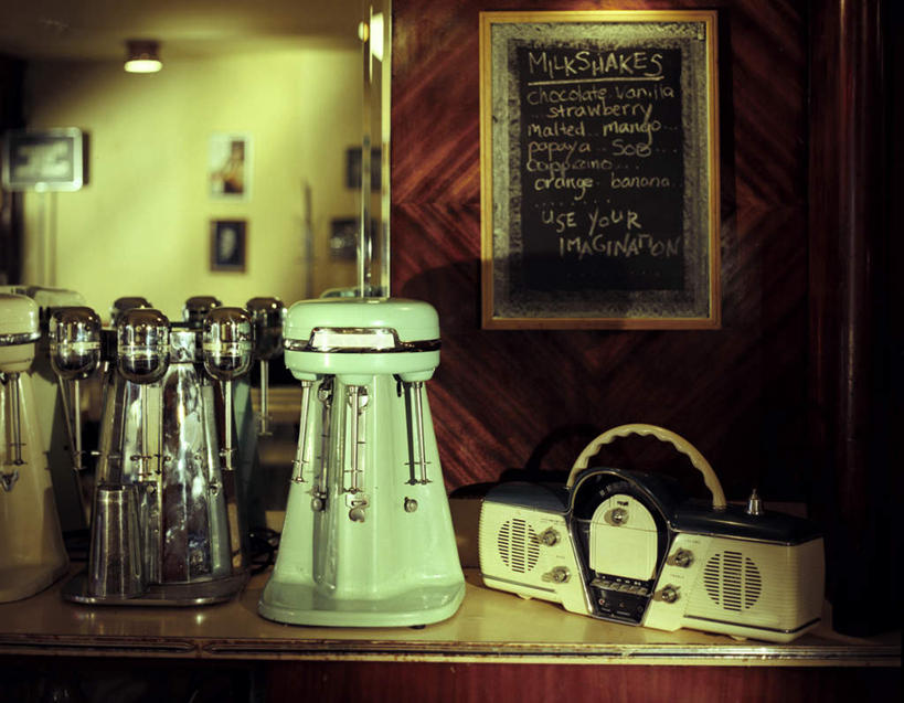 无人,横图,室内,白天,正面,一排,许多,阴影,整齐,光线,英文,标志,文字,影子,字符,字母,墙,灯光,很多,设备,标识,墙壁,墙画,墙面,排列,两个,一个,收音机,单个,英文字母,信号,无线电,队列,搅拌机,广播,记录板,记事板,无线电技术,彩图