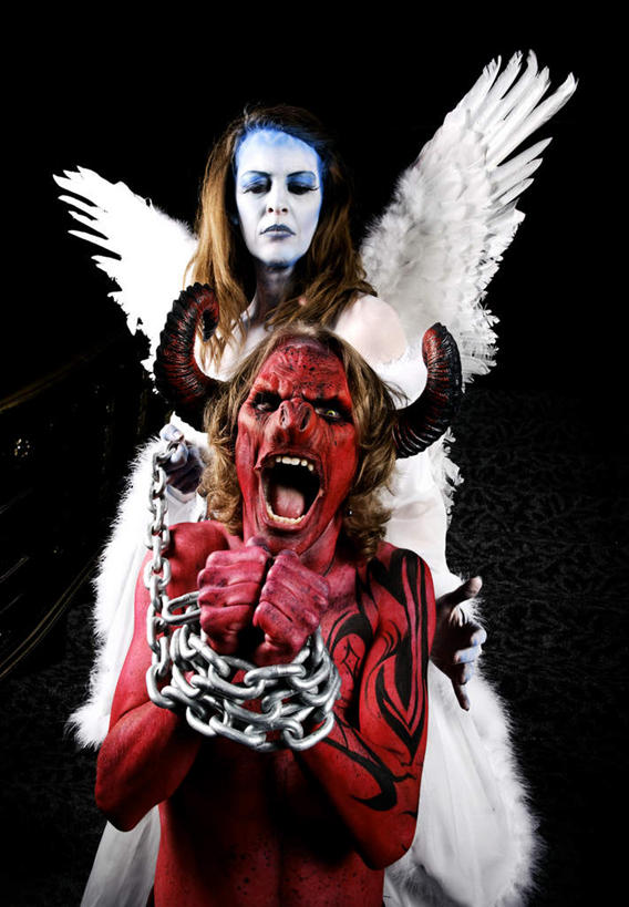 西方人,手,两个人,站,竖图,室内,白天,正面,欧洲,欧洲人,天使,表演,握,阴影,反射,翅膀,影子,拿,拿着,注视,观察,看,站着,手部,握着,观看,尖叫,捆绑,锁链,察看,演出,神圣,关注,善良,信徒,魔鬼,绑缚,使者,妖怪,圣洁,男人,男性,年轻男性,年轻女性,女人,女性,白种人,站立,半身,彩图