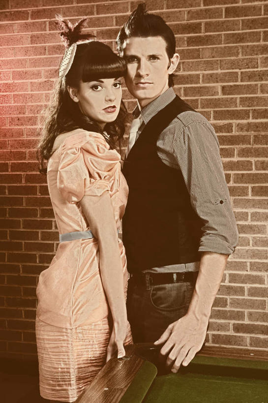 西方人,两个人,站,竖图,室内,白天,侧面,爱情,羽毛,欧洲,欧洲人,阴影,服装,轻盈,柔软,装饰,反射,头饰,影子,墙,浪漫,注视,休闲装,墙壁,墙面,衣服,观察,看,靠,靠着,站着,休闲,温暖,温馨,休闲服,恩爱,恋人,服饰,观看,华丽,修饰,点缀,和睦,察看,关注,老照片,轻柔,衬托,美观,雅致,雅观,旧照,白种人,情侣,站立,半身,彩图,伴侣,融洽