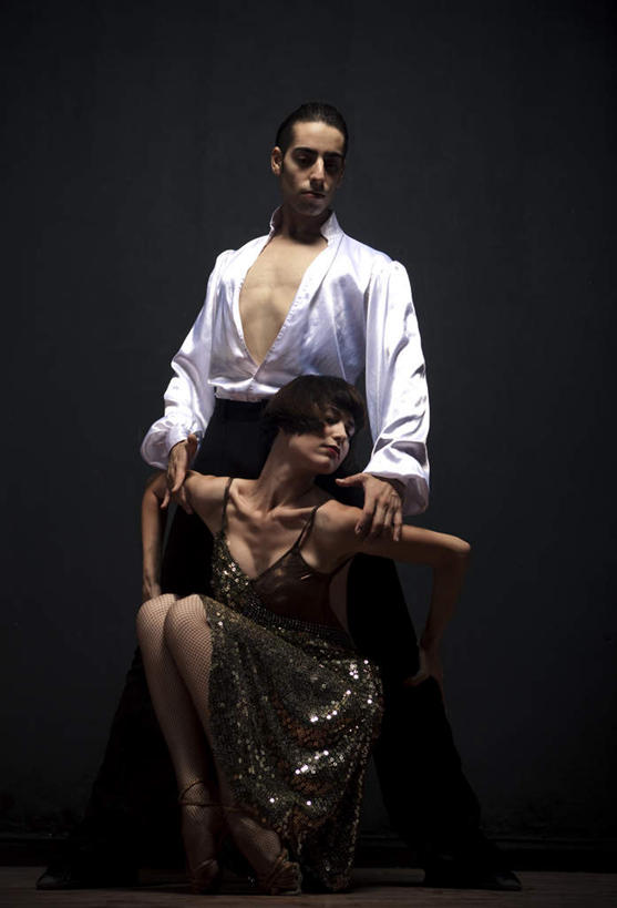 西方人,手,两个人,举,竖图,室内,白天,正面,爱情,跳舞,欧洲,欧洲人,阴影,反射,影子,墙,浪漫,墙壁,墙面,托,温暖,温馨,手部,恩爱,恋人,和睦,舞姿,舞蹈服,男人,男性,年轻男性,年轻女性,女人,女性,白种人,情侣,举起,举手,举着,向上举,向上伸,向上托,半身,彩图,舞蹈,伴侣,融洽