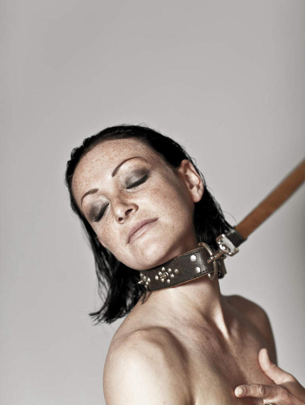 西方人,一个人,站,闭眼,竖图,室内,白天,侧面,欧洲,欧洲人,仅一个女性,仅一个人,阴影,灰色背景,光线,影子,灯光,扭头,腰带,裸露,站着,转头,仅一个中年女性,摄影,影棚,皮带,裸,虐待,配饰,裤带,女人,女性,中年女性,白种人,闭眼睛,闭着眼,闭着眼睛,站立,半身,彩图,影棚拍摄,拍摄