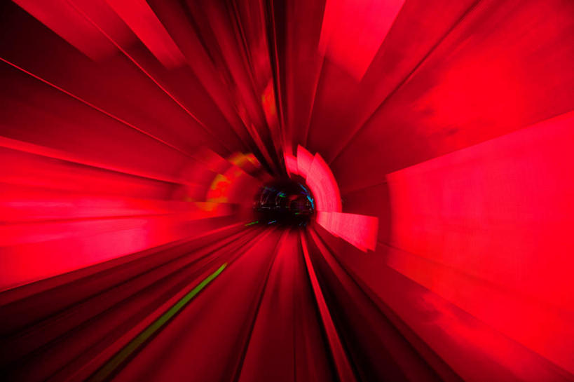 无人,横图,室外,夜晚,正面,兴奋,热情,道路,路,公路,奔驰,阴影,光线,隧道,影子,灯光,交通,开放,红色,健康,温暖,奔放,活力,积极,激情,朝气,暖色,吉祥,生命,地道,疾驰,饱满,革命,热烈,赤色,充实,斗志,喜气,主动,马路,彩图,欢乐