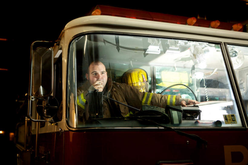 西方人,一个人,消防员,消防站,坐,横图,室内,夜晚,正面,工作服,制服,安全,救火车,欧洲,欧洲人,仅一个男性,仅一个人,仅一个中年男性,握,阴影,光线,影子,灯光,拿,拿着,注视,设备,收音机,观察,看,握着,观看,消防,信号,无线电,察看,关注,广播,灭火,工作制服,无线电技术,男人,男性,中年男性,白种人,救火员,消防车,坐着,半身,彩图,工作套服,消防局