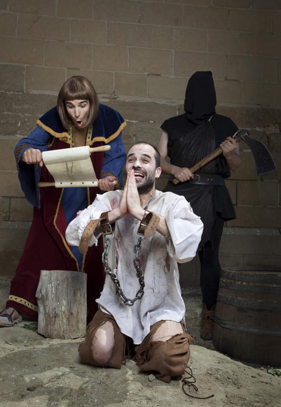 西方人,胡须,三个人,站,跪,竖图,室内,白天,正面,竞争,手铐,欧洲,欧洲人,对抗,关闭,服装,冲突,工具,墙,刀具,祝福,注视,休闲装,破坏,墙壁,墙面,虔诚,衣服,刀,观察,看,祈祷,双手合十,站着,休闲,休闲服,武器,战争,服饰,观看,禁止,损坏,察看,捕捉,逮捕,攻击,拘捕,束缚,威胁,对立,关注,矛盾,限制,兵器,感谢,防御,捕获,破烂,合十礼,合掌礼,合十,莲华合掌,感恩,敌对,挫败,斗争,抗拒,抗衡,警具,警械,押解,缉捕,搜捕,捉拿,拘留,拘系,拘押,拘禁,禁制,凶器,杀伤,威慑,褴褛,刑罚,危险,男人,男性,中年男性,白种人,胡子,络腮胡,跪着,站立,彩图,全身,匕首