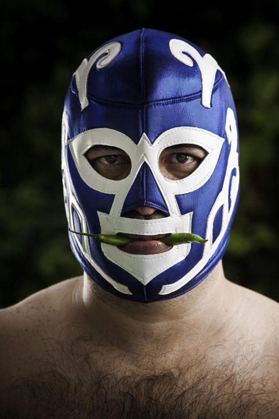 西方人,脸,头,脸颊,一个人,站,竖图,室内,白天,正面,欧洲,欧洲人,仅一个男性,仅一个人,仅一个中年男性,咬,阴影,朦胧,模糊,光线,面具,影子,灯光,注视,裸露,观察,看,站着,遮,遮掩,观看,咬着,察看,掩盖,遮挡,关注,胸毛,裸,遮盖,掩饰,男人,男性,中年男性,白种人,头部,脸部,脸蛋,面部,站立,半身,彩图