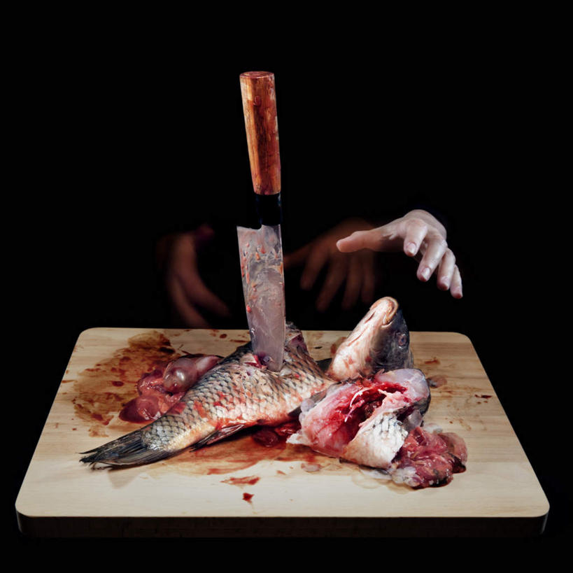 西方人,手,两个人,站,举,方图,室内,白天,正面,金属制品,欧洲,欧洲人,阴影,黑色背景,光线,金属,工具,影子,灯光,案板,刀具,注视,砧板,刀,观察,看,托,站着,手部,血液,摄影,影棚,观看,察看,关注,菜刀,切菜刀,鬼怪,鬼魅,男人,男性,年轻男性,白种人,举起,举手,举着,向上举,向上伸,向上托,站立,半身,彩图,影棚拍摄,拍摄