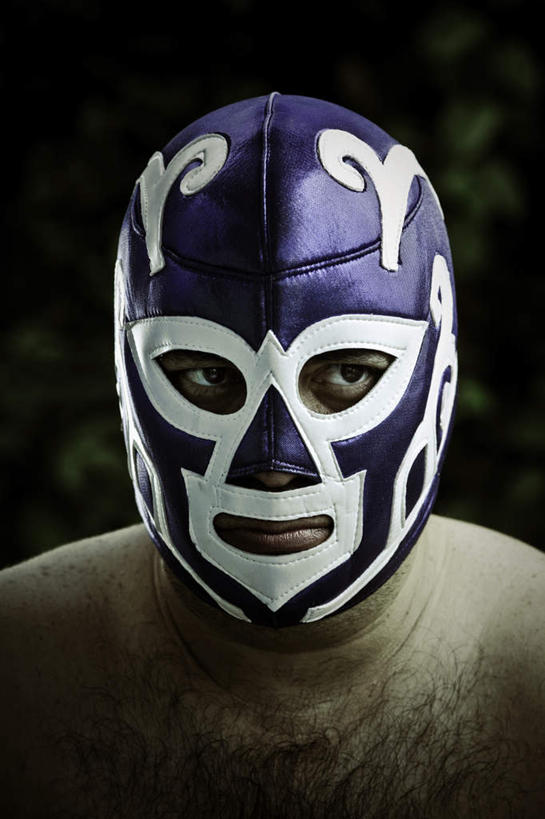 西方人,脸,头,脸颊,一个人,站,竖图,室内,白天,正面,欧洲,欧洲人,仅一个男性,仅一个人,仅一个中年男性,阴影,朦胧,模糊,光线,面具,影子,灯光,注视,裸露,观察,看,站着,遮,遮掩,观看,察看,掩盖,遮挡,关注,胸毛,裸,遮盖,掩饰,男人,男性,中年男性,白种人,头部,脸部,脸蛋,面部,站立,半身,彩图