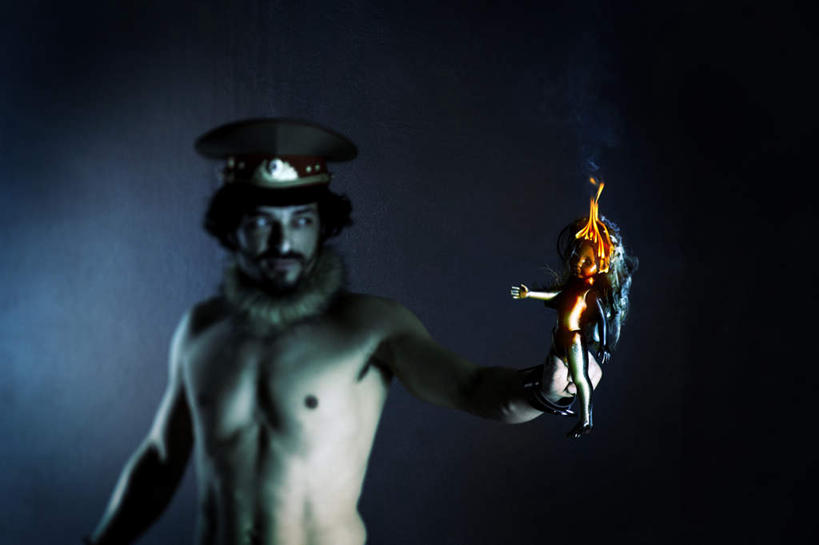 西方人,肌肉,胡须,健壮,一个人,站,横图,室内,白天,正面,热情,火,帽子,欧洲,欧洲人,仅一个男性,仅一个人,握,灰色背景,火焰,人偶,玩偶,燃烧,拿,拿着,注视,礼帽,裸露,仅一个年轻男性,观察,看,站着,健康,活力,力量,握着,摄影,影棚,赤裸,观看,青春,察看,强壮,关注,诅咒,裸,巫毒娃娃,邪恶,巫术,巫毒人偶,巫术娃娃,男人,男性,年轻男性,白种人,胡子,络腮胡,站立,半身,彩图,影棚拍摄,拍摄