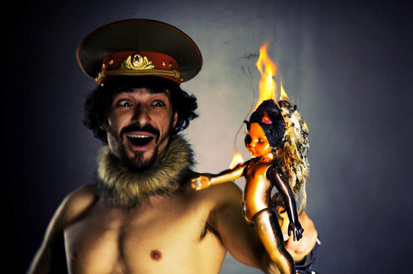 西方人,肌肉,胡须,健壮,一个人,站,横图,室内,白天,正面,热情,火,帽子,欧洲,欧洲人,仅一个男性,仅一个人,握,灰色背景,火焰,人偶,玩偶,燃烧,拿,拿着,注视,礼帽,裸露,仅一个年轻男性,观察,看,站着,健康,活力,力量,握着,摄影,影棚,赤裸,观看,青春,察看,强壮,关注,诅咒,裸,巫毒娃娃,邪恶,巫术,巫毒人偶,巫术娃娃,男人,男性,年轻男性,白种人,胡子,络腮胡,站立,半身,彩图,影棚拍摄,拍摄