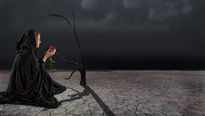 西方人,一个人,坐,横图,室外,夜晚,侧面,植物,欧洲,欧洲人,仅一个年轻女性,仅一个女性,仅一个人,握,阴影,枯萎,盛开,干裂,光线,影子,云,云朵,拿,花蕾,云彩,拿着,注视,花,花瓣,花朵,鲜花,树,树木,蓝色,绿色,白云,蓝天,天空,阳光,自然,天,花苞,花蕊,观察,看,握着,生长,晴朗,成长,观看,死亡,察看,关注,斗篷,大氅,枯败,年轻女性,女人,女性,白种人,晴空,坐着,彩图,全身