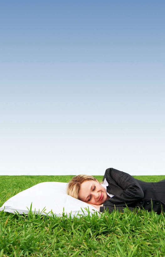 西方人,一个人,商务人士,商务女性,躺,闭眼,睡,竖图,室外,白天,正面,草地,草坪,植物,靠垫,欧洲,欧洲人,仅一个年轻女性,仅一个女性,仅一个人,套装,地平线,辽阔,靠枕,地面,草,蓝色,绿色,蓝天,天空,垫子,枕头,天,广阔,晴朗,一望无际,延伸,商务装,工薪阶层,万里无云,天地相交,无边无际,一马平川,卧着,年轻女性,女人,女性,白种人,白领,上班族,晴空,晴空万里,闭眼睛,闭着眼,闭着眼睛,困,困觉,寝息,睡觉,躺着,卧,半身,彩图