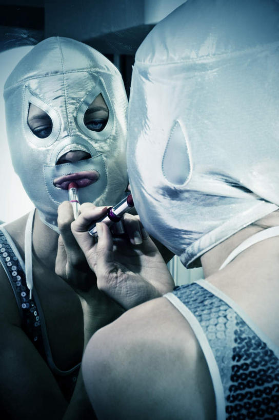 西方人,脸,头,脸颊,一个人,站,竖图,室内,白天,化妆,美容,摔跤,镜子,欧洲,欧洲人,仅一个年轻女性,仅一个女性,仅一个人,护肤,握,拿,拿着,注视,背面,倒影,口红,观察,看,站着,保养,享受,休闲,放松,握着,遮,遮掩,保健,观看,镜像,察看,倒映,掩盖,遮挡,镜面,关注,面罩,遮盖,养颜,掩饰,反照,摔交,年轻女性,女人,女性,白种人,头部,脸部,脸蛋,面部,站立,半身,彩图