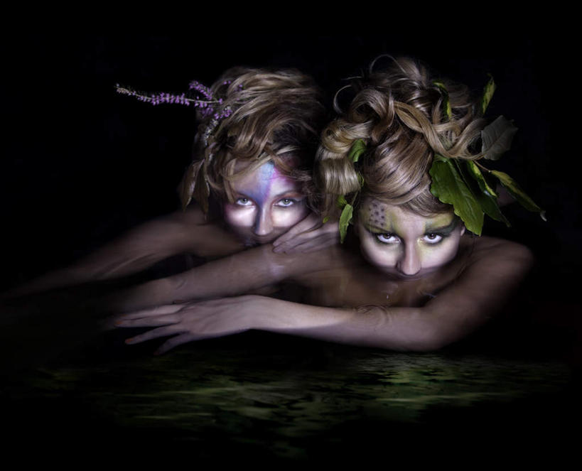 西方人,两个人,横图,俯视,室内,白天,叶子,欧洲,欧洲人,表演,装饰,绿叶,注视,扮演,发饰,观察,看,趴着,嫩叶,观看,华丽,修饰,点缀,察看,女神,关注,衬托,美观,雅致,雅观,饰演,年轻女性,女人,女性,白种人,叶,叶片,趴,半身,彩图,高角度拍摄