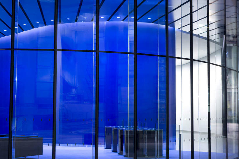 无人,高楼大厦,横图,室内,白天,正面,办公楼,窗户,落地窗,大厦,建筑,摩天大楼,写字楼,椅子,一排,许多,整齐,木椅,玻璃窗,排列,楼宇,商务楼,队列,彩图,大楼,高层建筑,高楼,摩天楼