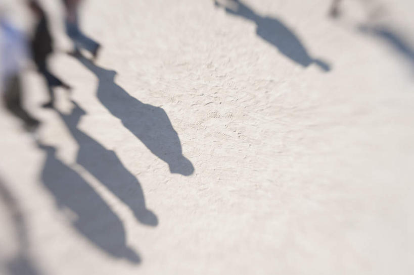 西方人,走,横图,俯视,室外,白天,欧洲,欧洲人,阴影,模糊,光线,影子,许多人,阳光,一群人,含糊,恍惚,模胡,依稀,隐约,白种人,步行,散步,走路,半身,彩图,高角度拍摄