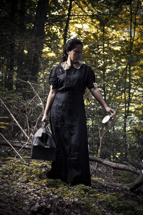 西方人,一个人,站,竖图,室外,白天,正面,植物,欧洲,欧洲人,仅一个年轻女性,仅一个女性,仅一个人,阴影,光线,影子,扭头,注视,树,树木,绿色,阳光,自然,观察,看,站着,转头,生长,成长,观看,察看,恐怖,关注,巫婆,女巫,可怕,可骇,恐惧,年轻女性,女人,女性,白种人,站立,半身,彩图