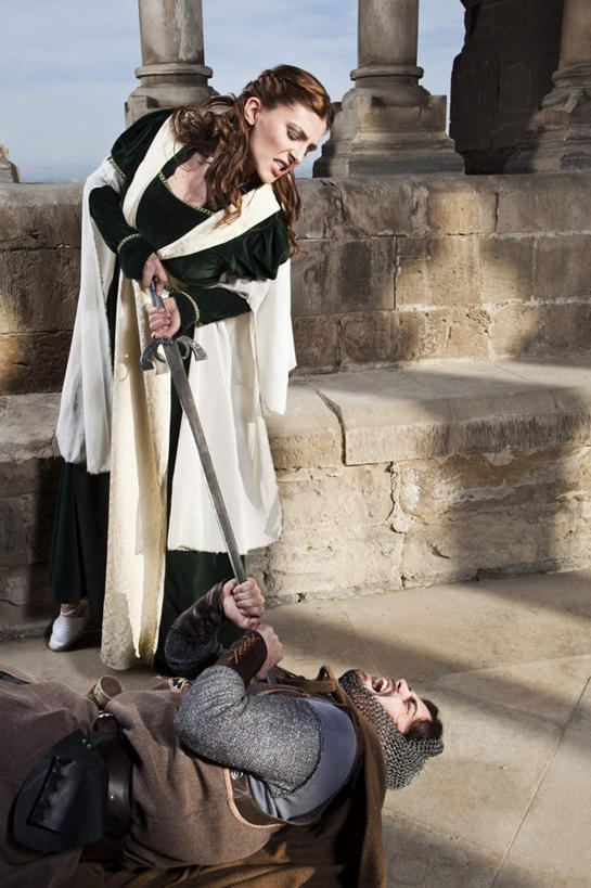 西方人,两个人,站,笑,微笑,露齿笑,竖图,室内,白天,正面,民族服装,欧洲,欧洲人,一排,阴影,服装,整齐,光线,影子,柱子,古典,注视,文化,传统,排列,衣服,蓝色,蓝天,天空,阳光,天,观察,看,站着,服饰,晴朗,观看,古装,察看,威胁,队列,关注,公主,万里无云,韵味,威逼,要挟,男人,男性,年轻男性,年轻女性,女人,女性,白种人,晴空,晴空万里,站立,半身,彩图,传统服装,民俗服