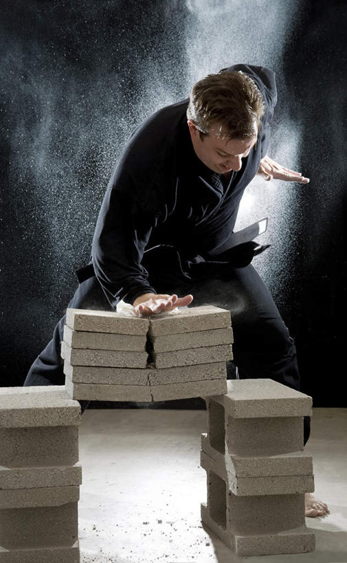 西方人,一个人,站,竖图,室内,白天,正面,武术,石头,欧洲,欧洲人,仅一个男性,仅一个人,弯腰,黑色背景,石子,注视,腰带,仅一个年轻男性,观察,看,站着,拍,摄影,影棚,观看,皮带,察看,关注,空手道,配饰,弯身,裤带,技击,男人,男性,年轻男性,白种人,石块,站立,半身,彩图,影棚拍摄,拍摄