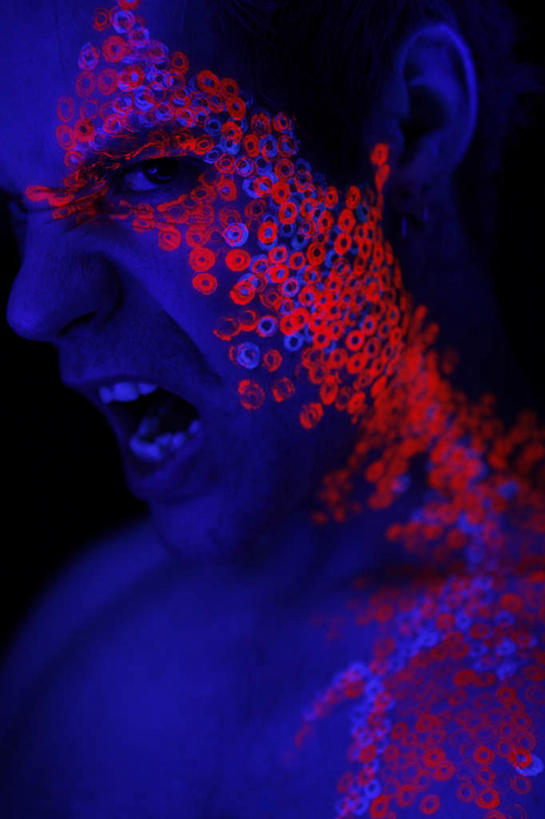 西方人,一个人,站,竖图,彩色,室内,白天,侧面,霓虹灯,欧洲,欧洲人,仅一个男性,仅一个人,黑色背景,透明,灯光,七彩,注视,光源,霓虹,裸露,灯,仅一个年轻男性,红色,蓝色,观察,看,站着,张嘴,幼稚,摄影,影棚,赤裸,观看,暴躁,原始,察看,暴力,恐怖,照明设备,鄙视,关注,裸,张大嘴巴,可怕,歧视,氖灯,藐视,蔑视,张扬,理智,沉静,漠视,可骇,赤色,鄙夷,小看,冷色,卑俗,高深,冷淡,血腥,激动,恐惧,危险,男人,男性,年轻男性,白种人,张开嘴,站立,半身,彩图,影棚拍摄,拍摄