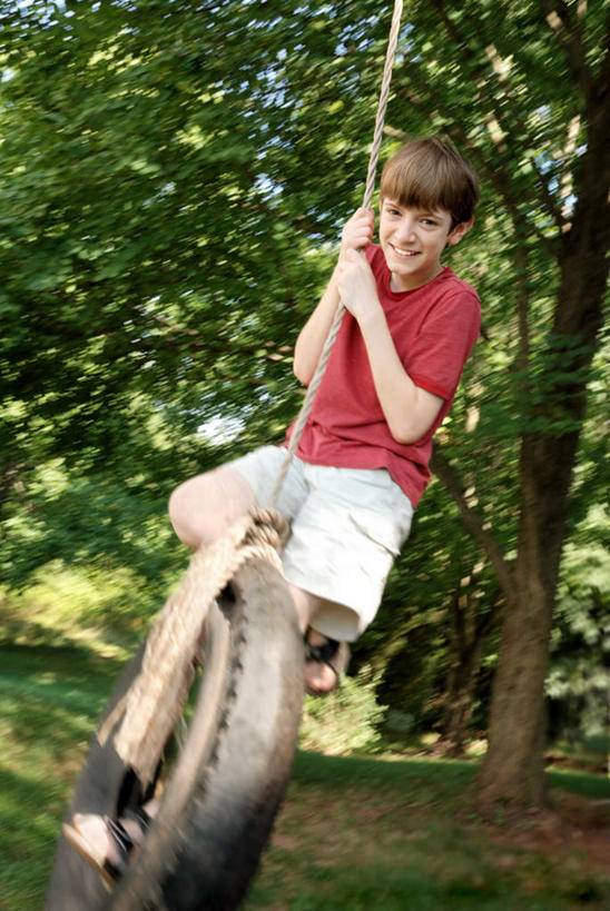 西方人,儿童,一个人,蹲,笑,微笑,露齿笑,竖图,室外,白天,正面,运动模糊,T恤衫,草地,草坪,植物,欧洲,欧洲人,仅一个男性,仅一个人,服装,麻绳,T恤,注视,休闲装,草,树,树木,小孩,衣服,绿色,自然,轮胎,秋千,观察,看,仅一个小孩,休闲,休闲服,金色,服饰,生长,成长,观看,察看,抓住,富贵,关注,忠诚,富丽,名誉,荣华,男孩,男人,男性,白种人,孩子,蹲着,彩图,全身,男生