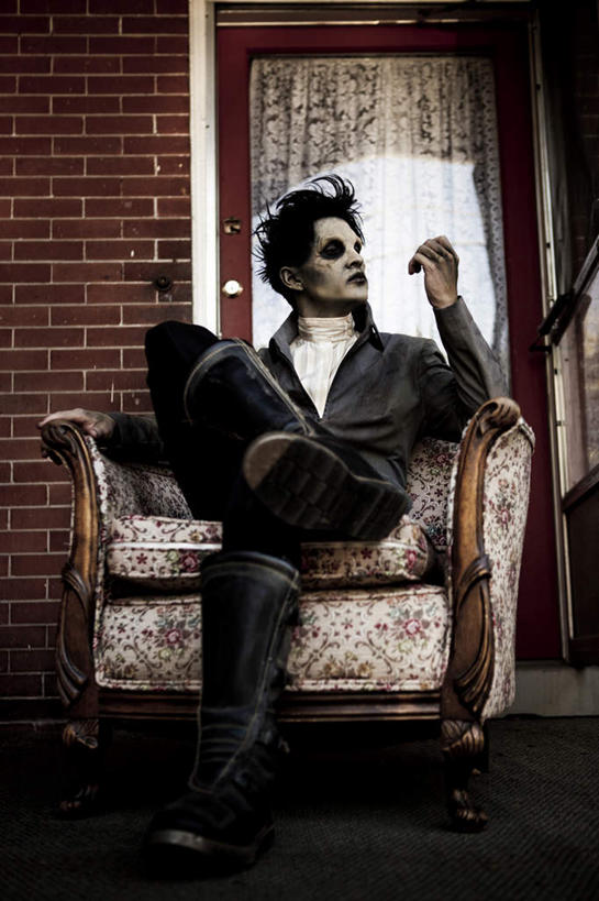 西方人,一个人,坐,举,竖图,室内,白天,正面,窗户,地毯,柜子,落地窗,沙发,欧洲,欧洲人,仅一个男性,仅一个人,墙,古典,扭头,注视,玻璃窗,墙壁,墙面,仅一个年轻男性,橱柜,观察,看,托,转头,观看,怪异,察看,夹克,关注,布艺沙发,颓废,悲观,委靡,独特,茄克,男人,男性,年轻男性,白种人,举起,举手,举着,向上举,向上伸,向上托,坐着,彩图,全身