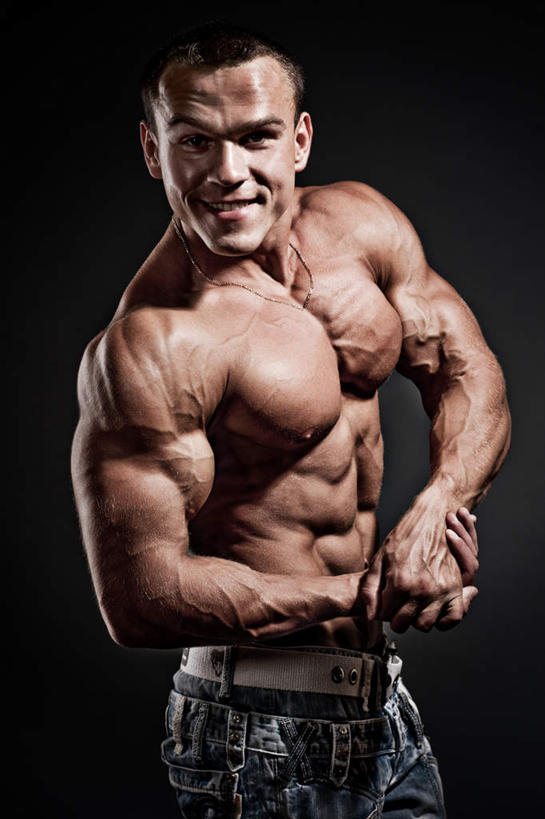 西方人,肌肉,健壮,一个人,站,握手,笑,微笑,露齿笑,竖图,室内,白天,正面,项链,欧洲,欧洲人,仅一个男性,仅一个人,黑色背景,裤子,注视,牛仔裤,腰带,装饰品,仅一个年轻男性,饰品,首饰,观察,看,站着,摄影,影棚,观看,皮带,察看,强壮,关注,强健,配饰,裤带,健旺,矫健,男人,男性,年轻男性,白种人,搀手,拉手,手拉手,手握手,站立,半身,彩图,影棚拍摄,拍摄,短发