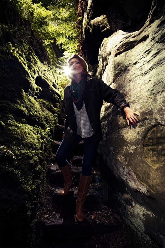 东方人,一个人,栏杆,站,走,竖图,室外,白天,正面,衬衫,草地,石头,美景,植物,楼梯,亚洲,仅一个年轻女性,仅一个女性,仅一个人,裤子,装饰,扶手,石子,阶梯,景观,背光,注视,牛仔裤,黄种人,靴子,护栏,台阶,草,树,树木,绿色,自然,围巾,扶,观察,看,站着,温暖,景色,生长,潮湿,成长,围脖,观看,保暖,华丽,点缀,察看,夹克,扶着,御寒,关注,自然风光,逆光,衬托,美观,雅致,雅观,湿润,茄克,年轻女性,女人,女性,亚洲人,长发,石块,岩石,步行,散步,站立,走路,彩图,全身,衬衣