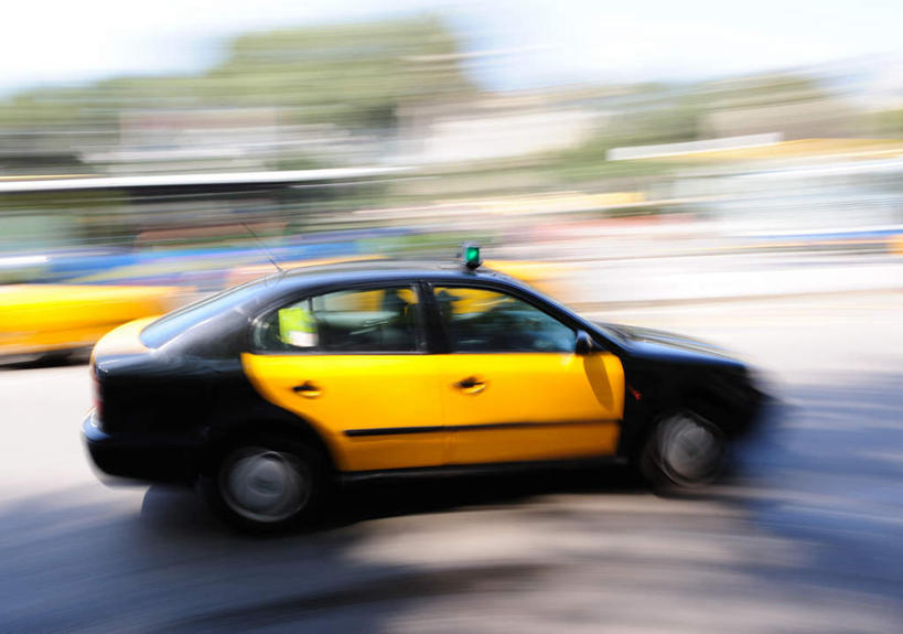 无人,横图,室外,白天,侧面,运动模糊,街道,出租车,汽车,警告,车,黄色,蓝色,蓝天,天空,交通工具,轿车,天,警示,禁止,提醒,提示,限制,载具,的士,计程车,危险,彩图