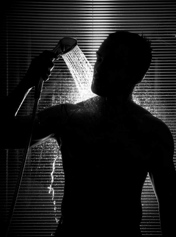 西方人,脸,头,脸颊,手,一个人,站,竖图,室内,特写,白天,正面,水,卫生间,浴室,欧洲,欧洲人,仅一个男性,仅一个人,握,飞溅,溅,液体,水滴,背光,拿,拿着,裸露,水珠,仅一个年轻男性,站着,手部,握着,喷洒,裸,逆光,淋浴器,男人,男性,年轻男性,白种人,头部,脸部,脸蛋,面部,淋浴房,站立,半身,彩图,冲凉房,沐浴间,沐浴室