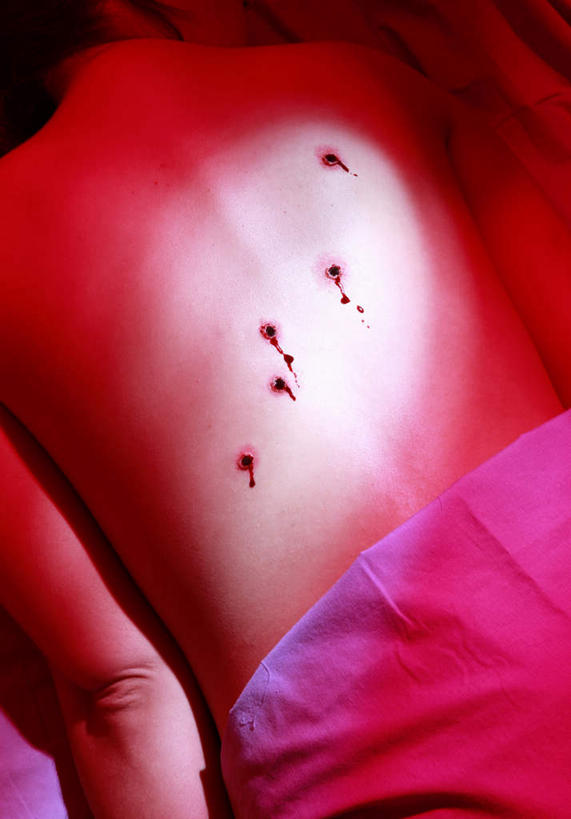 西方人,一个人,躺,竖图,俯视,室内,白天,欧洲,欧洲人,仅一个年轻女性,仅一个女性,仅一个人,一排,节日,庆祝,整齐,血,洞,文化,裸露,排列,红色,庆典,万圣节,洞穴,纪念,队列,裸,穴,卧着,年轻女性,女人,女性,白种人,躺着,卧,半身,彩图,高角度拍摄