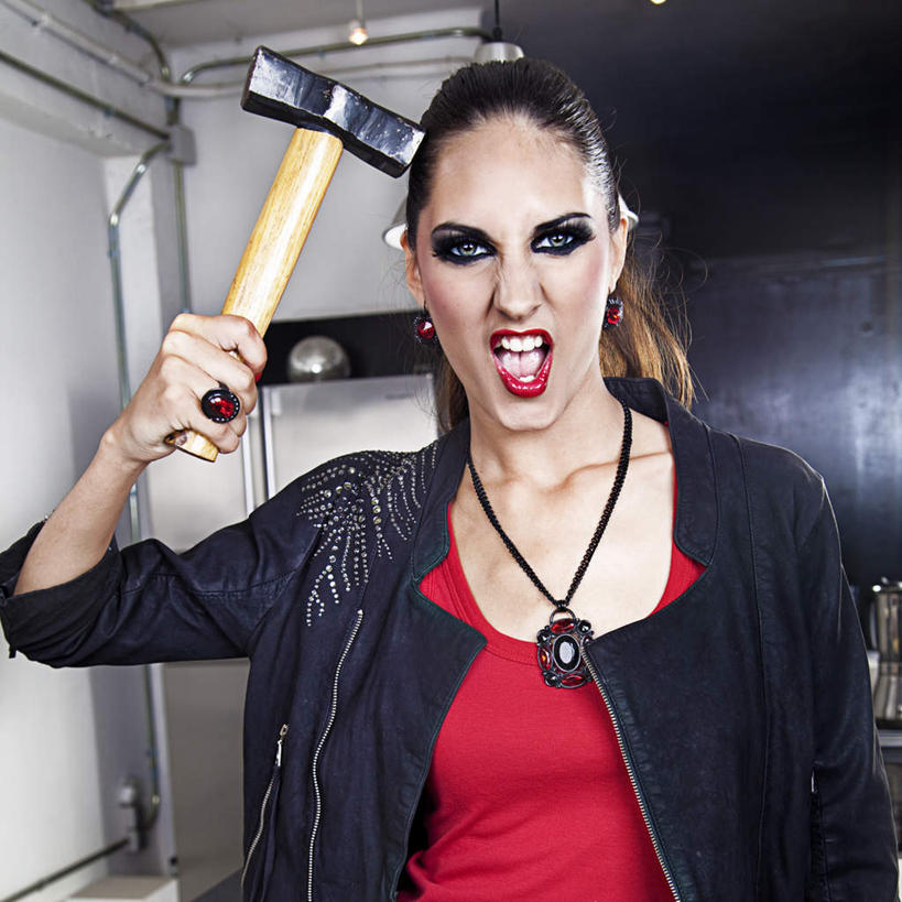 西方人,一个人,家,站,举,方图,室内,白天,正面,厨房,项链,欧洲,欧洲人,仅一个年轻女性,仅一个女性,仅一个人,敲打,握,服装,生气,装饰,锤子,工具,榔头,房屋,屋子,拿,拿着,注视,休闲装,楼房,住宅,装饰品,衣服,饰品,首饰,观察,看,托,站着,张嘴,休闲服,握着,愤怒,服饰,观看,咬牙切齿,华丽,修饰,点缀,五金,察看,变形,紧固,发怒,关注,矫正,情绪,塑形,脾气,张大嘴巴,忿怒,怨恨,强烈,牢固,衬托,美观,雅致,雅观,激动,年轻女性,女人,女性,白种人,张开嘴,举起,举手,举着,向上举,向上伸,向上托,站立,半身,彩图,房子,灶间