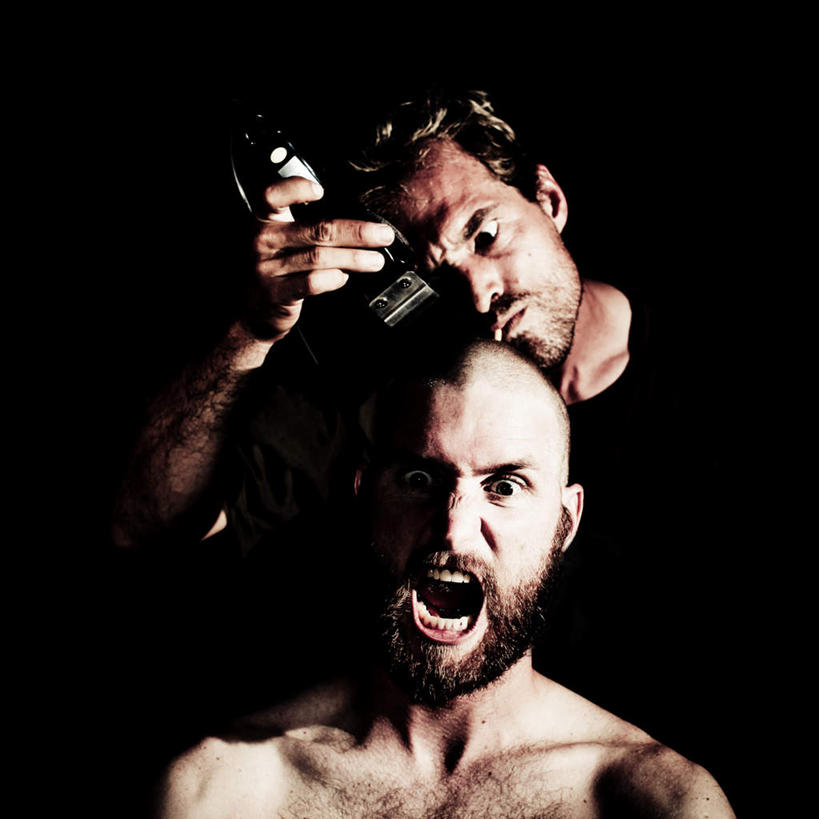 西方人,脸,头,嘴,脸颊,手,胡须,两个人,理发师,站,坐,方图,室内,特写,白天,正面,金属制品,欧洲,欧洲人,握,黑色背景,服装,金属,拿,拿着,注视,休闲装,肩膀,一个,剃头,衣服,观察,看,站着,手部,休闲服,握着,摄影,服饰,影棚,单个,观看,察看,关注,男人,男性,年轻男性,白种人,头部,胡子,络腮胡,口,口腔,脸部,脸蛋,面部,嘴巴,嘴唇,剃刀,发型师,理发员,美发师,站立,坐着,半身,彩图,影棚拍摄,理发,拍摄