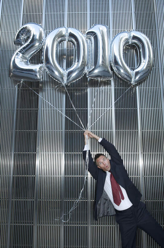 西方人,一个人,高楼大厦,举,竖图,室外,白天,仰视,衬衫,西装,游戏,窗户,大厦,摩天大楼,玩具,欧洲,欧洲人,仅一个男性,仅一个人,握,套装,正装,惊讶,标志,数字,文字,字符,塑料,墙,银色,领带,拿,玩,拿着,职业装,娱乐,标识,玻璃窗,墙壁,墙面,仅一个年轻男性,气球,塑料制品,楼宇,托,休闲,充气玩具,橡胶,益智,握着,阿拉伯数字,活动,惊奇,发泄,消遣,智力,橡胶制品,宣泄,诧异,惊疑,惊异,男人,男性,年轻男性,白种人,举起,举手,举着,玩耍,嬉戏,向上举,向上伸,向上托,半身,彩图,低角度拍摄,衬衣,大楼,高层建筑,高楼,摩天楼