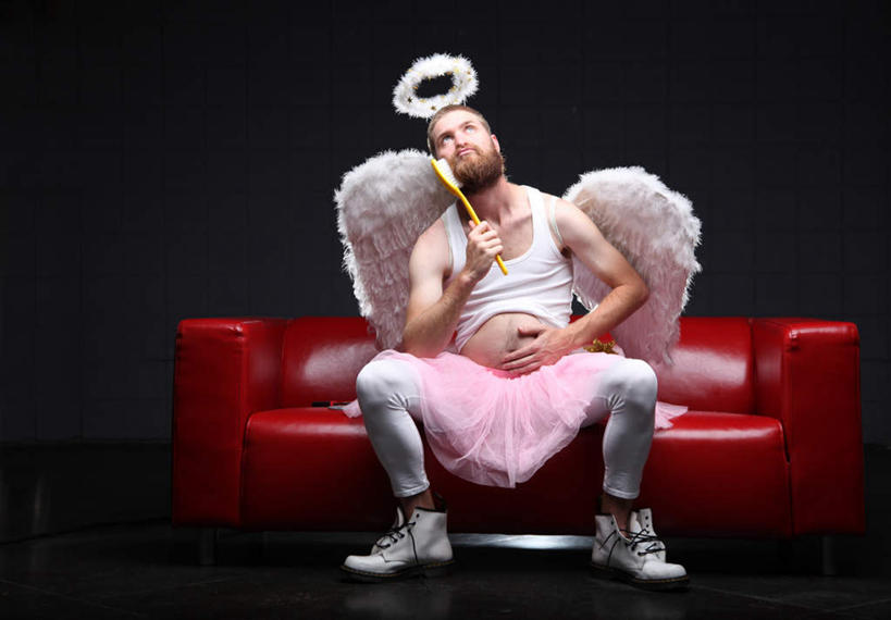 西方人,一个人,坐,举,横图,室内,白天,正面,裙子,沙发,欧洲,欧洲人,仅一个男性,仅一个人,天使,握,黑色背景,服装,翅膀,背心,牙刷,拿,拿着,托腮,休闲装,仅一个年轻男性,一个,衣服,粉色,黄色,红色,托,思考,怀孕,休闲服,握着,短裙,摄影,服饰,影棚,单个,半身裙,神圣,托下巴,善良,信徒,思虑,使者,圣洁,男人,男性,年轻男性,白种人,光环,举起,举手,举着,抬头,向上举,向上伸,向上托,仰头,坐着,彩图,全身,影棚拍摄,拍摄,皮沙发