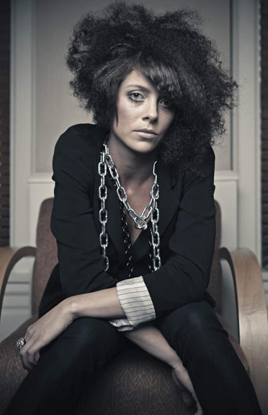 西方人,一个人,家,坐,竖图,室内,白天,正面,爱情,时尚,门,项链,椅子,欧洲,欧洲人,仅一个年轻女性,仅一个女性,仅一个人,撑,服装,装饰,房屋,木椅,墙,屋子,浪漫,注视,休闲装,漂亮,楼房,墙壁,墙面,住宅,装饰品,衣服,戒指,饰品,首饰,门框,观察,看,休闲服,恩爱,服饰,观看,华丽,修饰,信物,点缀,察看,蓬松,撑着,权利,关注,时髦,衬托,美观,雅致,雅观,手饰,时兴,疏松,年轻女性,女人,女性,白种人,发型,坐着,半身,彩图,房子