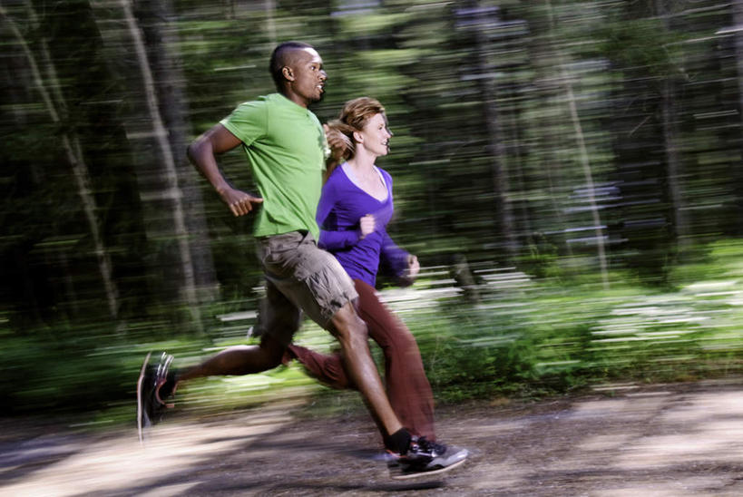西方人,两个人,跑,横图,室外,白天,侧面,爱情,锻炼,旅游,度假,运动,草地,草坪,森林,树林,植物,道路,路,欧洲,非洲,黑人,欧洲人,阴影,服装,朦胧,模糊,光线,影子,小路,交通,浪漫,注视,休闲装,娱乐,草,树,树木,衣服,绿色,阳光,观察,看,享受,休闲,温暖,温馨,休闲服,恩爱,放松,恋人,服饰,生长,成长,观看,张开双腿,快速,和睦,察看,关注,户外运动,快捷,疾速,倏地,展开双腿,体育,男人,男性,年轻男性,年轻女性,女人,女性,白种人,非洲人,情侣,跑步,彩图,全身,健身,伴侣,融洽,伸展双腿
