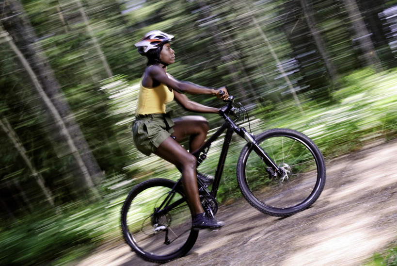 西方人,一个人,坐,横图,室外,白天,侧面,运动服,旅游,度假,草地,草坪,森林,树林,植物,道路,路,自行车,帽子,欧洲,非洲,黑人,欧洲人,仅一个年轻女性,仅一个女性,仅一个人,握,阴影,服装,朦胧,模糊,光线,头盔,影子,小路,交通,拿,拿着,注视,娱乐,踩,车,脚踏车,草,树,树木,衣服,绿色,阳光,安全帽,交通工具,踩着,观察,看,享受,休闲,放松,握着,服饰,生长,成长,观看,快速,察看,衣着,穿着,关注,载具,户外运动,快捷,衣饰,疾速,倏地,年轻女性,女人,女性,非洲人,坐着,彩图,全身,运动装