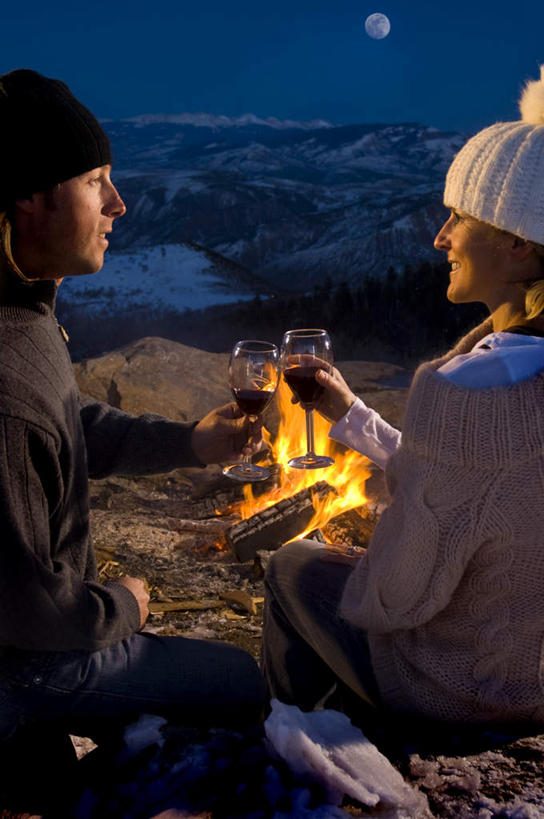 红酒,西方人,两个人,坐,盘腿,竖图,室外,夜晚,爱情,热情,石头,山,雪,雪山,大雪,火,帽子,欧洲,欧洲人,握,服装,庆祝,火焰,石子,冰,积雪,山峰,雪景,月亮,冬季,冬天,山峦,月光,浪漫,燃烧,杯,扭头,注视,休闲装,背面,衣服,干杯,观察,看,碰杯,转头,温暖,温馨,休闲服,恩爱,寒冷,交际,友好,握着,恋人,服饰,观看,明亮,庆贺,撞,和睦,察看,冰冷,关注,礼仪,敬酒,劝酒,棉帽,严寒,皎洁,冰凉,酷寒,凛冽,凛凛,极冷,男人,男性,年轻男性,年轻女性,女人,女性,白种人,情侣,石块,岩石,盘腿而坐,盘膝,盘着腿的,盘着腿坐,双腿交叉,坐着,半身,彩图,伴侣,融洽