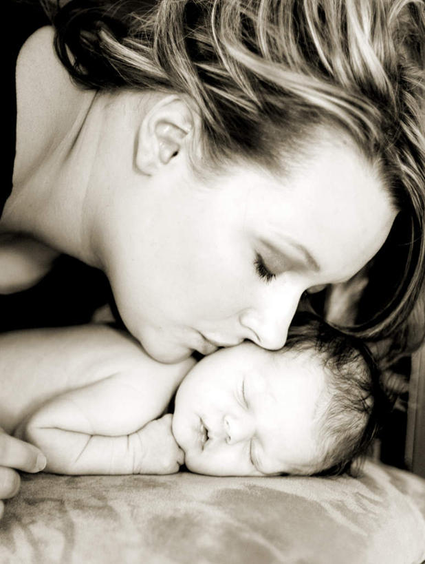 西方人,婴儿,儿童,脸,头,脸颊,两个人,家庭,母亲,吻,竖图,室内,特写,白天,侧面,纯洁,床,欧洲,欧洲人,服装,床单,注视,休闲装,被子,肩膀,小孩,衣服,观察,看,趴着,温暖,温馨,眯眼,一家人,休闲服,可爱,母爱,童年,童趣,眯,服饰,单人床,活泼,观看,爱护,和睦,察看,被单,关注,宝宝,童真,纯真,烂漫,无邪,母婴,珍惜,爱惜,伶俐,天真,年轻女性,女人,女性,白种人,孩子,年轻人,头部,脸部,脸蛋,面部,趴,亲,亲吻,半身,彩图,融洽