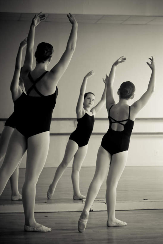 西方人,两个人,伙伴,朋友,跳舞者,站,举,伸展双臂,竖图,室内,白天,裙子,友谊,芭蕾,镜子,欧洲,欧洲人,服装,鲜艳,反射,美丽,训练,注视,休闲装,漂亮,背面,衣服,观察,看,托,站着,休闲服,短裙,服饰,观看,镜像,察看,优美,练习,镜面,关注,摩登,艳丽,演习,舞蹈室,芭蕾舞裙,芭蕾裙,斑斓,标致,瑰丽,娇艳,锦绣,娟秀,俊丽,奇丽,俏丽,时兴,秀丽,操练,操演,实习,友情,年轻女性,女人,女性,白种人,舞蹈家,舞蹈演员,舞者,敞开双臂,举起,举手,举着,伸开双臂,向上举,向上伸,向上托,展开双肩,站立,张开手臂,张开双臂,彩图,全身