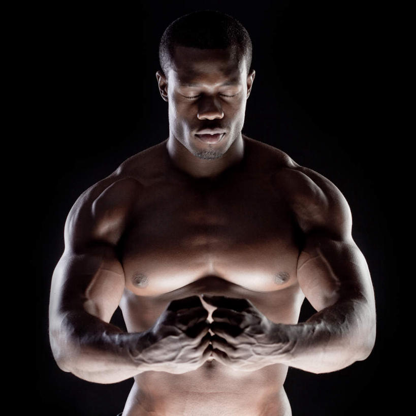 西方人,拳,肌肉,秃头,健壮,一个人,站,闭眼,方图,室内,白天,正面,欧洲,非洲,黑人,欧洲人,仅一个男性,仅一个人,黑色背景,服装,古铜色,休闲装,仅一个年轻男性,衣服,站着,健康,休闲服,活力,力量,专注,摄影,服饰,影棚,青春,强壮,男人,男性,年轻男性,非洲人,光头,无发,拳头,闭眼睛,闭着眼,闭着眼睛,站立,半身,彩图,影棚拍摄,拍摄