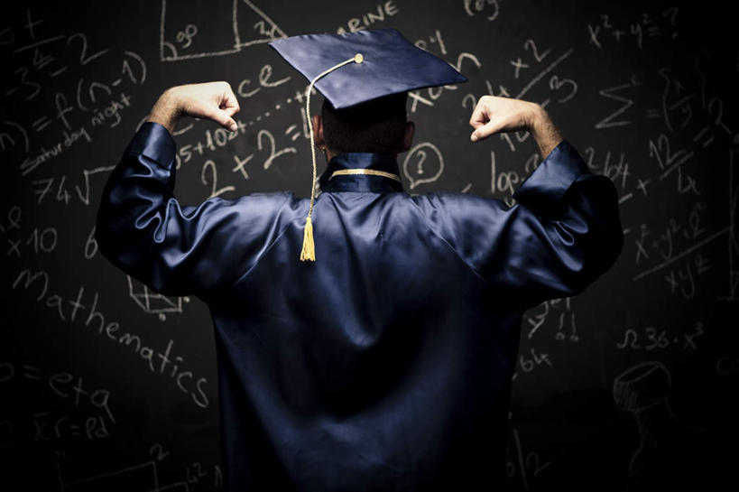 西方人,一个人,学生,站,举,伸展双臂,横图,室内,白天,欧洲,欧洲人,仅一个男性,仅一个人,握,服装,笔,标志,工具,数字,文字,字符,休闲装,鼓励,标识,仅一个年轻男性,背面,衣服,蓝色,粉笔,学习用品,黑板,加油,手势,托,握拳,站着,休闲服,打气,教学,握着,阿拉伯数字,服饰,流苏,文具用品,学士帽,毕业,鼓舞,学士服,一顶,垂布,学士袍,耐磨,白垩,教学黑板,男人,男性,年轻男性,白种人,敞开双臂,举起,举手,举着,伸开双臂,向上举,向上伸,向上托,展开双肩,站立,张开手臂,张开双臂,半身,彩图