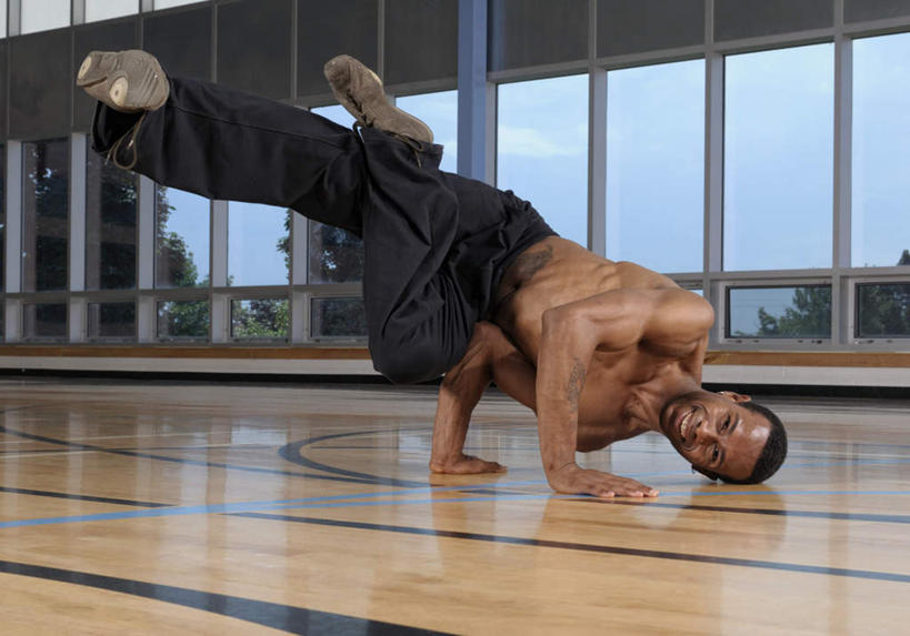 西方人,一个人,健身房,横图,室内,白天,正面,锻炼,运动,窗户,地板,落地窗,玻璃,欧洲,非洲,黑人,欧洲人,仅一个男性,仅一个人,撑,阴影,服装,光线,影子,地面,注视,休闲装,木地板,玻璃窗,玻璃制品,仅一个年轻男性,衣服,蓝色,蓝天,天空,阳光,天,观察,看,休闲服,服饰,晴朗,观看,察看,撑着,颠倒,倒置,关注,万里无云,体育,男人,男性,年轻男性,非洲人,晴空,晴空万里,双腿交叉,彩图,全身,健身,健身馆